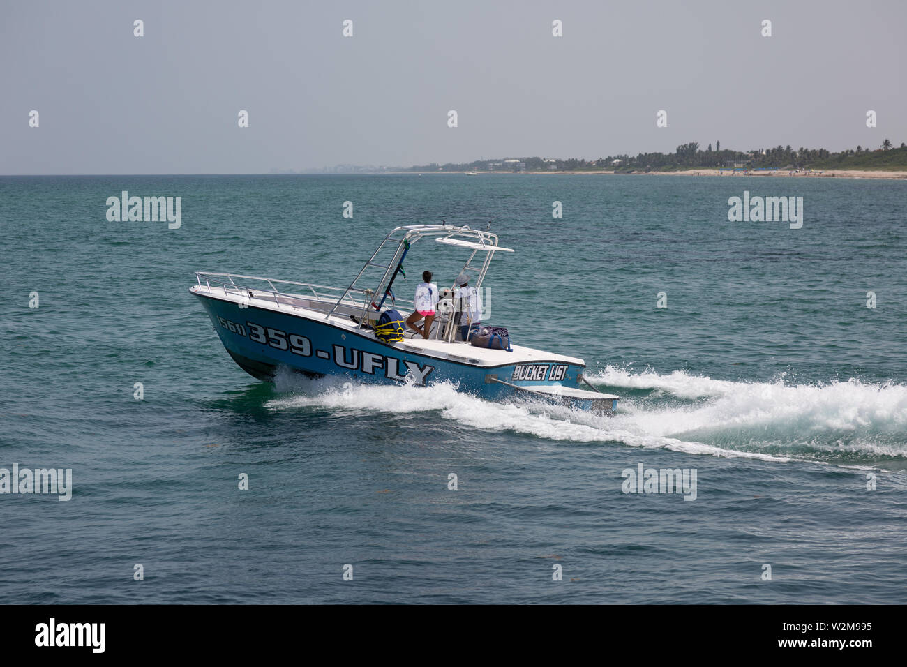 Un Boynton Beach Parasailing teste in barca verso le acque aperte dell'Oceano Atlantico off Florida del Sud. Foto Stock