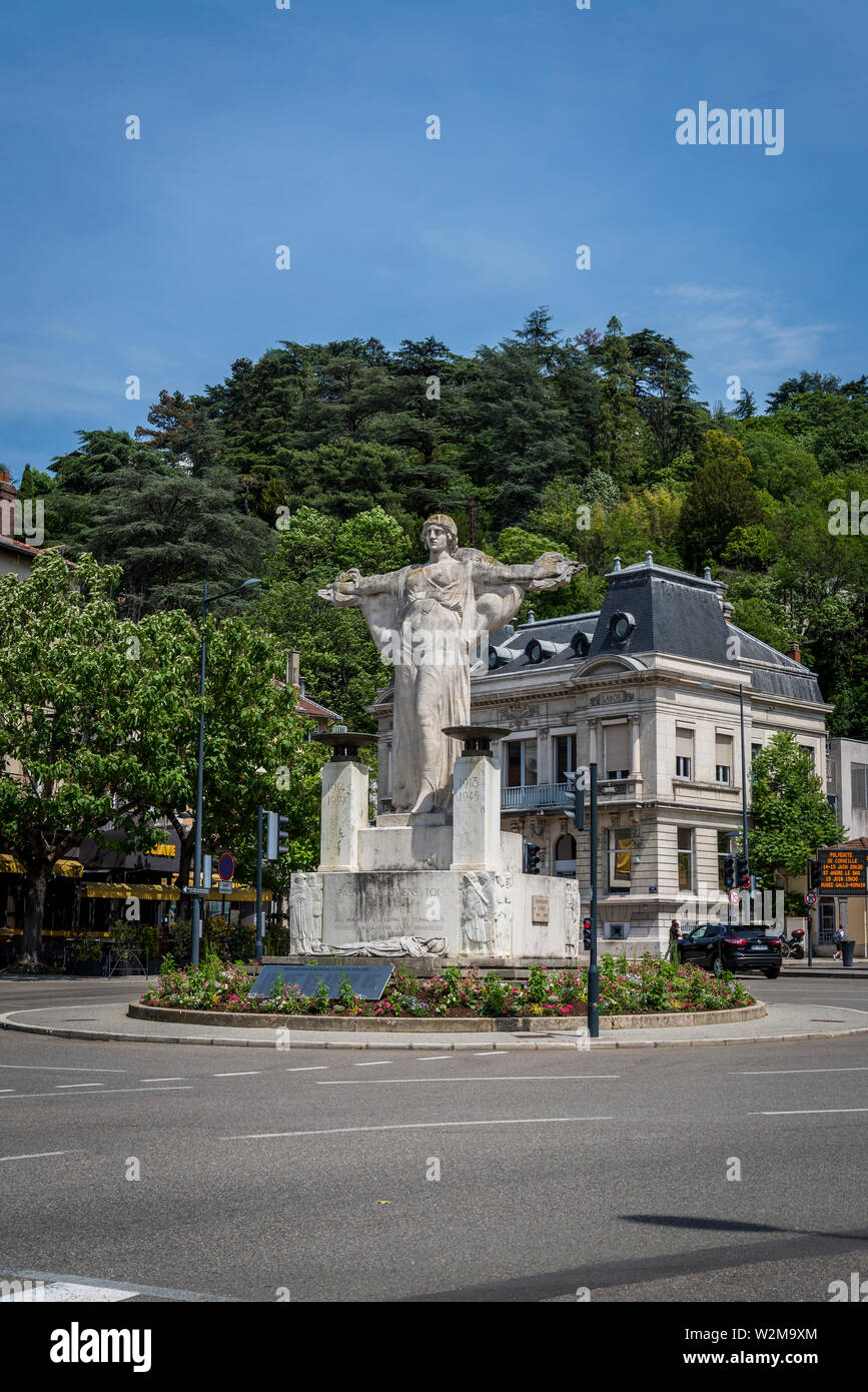 Monumento ai caduti in guerra con Angel Monument vicino alla stazione ferroviaria, Vienne, Francia Foto Stock