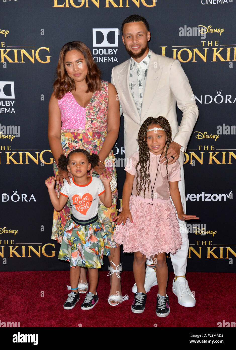 LOS ANGELES, Stati Uniti d'America. Luglio 10, 2019: Ayesha Curry, Steph Curry, Riley Curry & Ryan Curry al premiere mondiale di Disney's "Il Re Leone" presso il Teatro Dolby. Immagine: Paul Smith/Featureflash Foto Stock