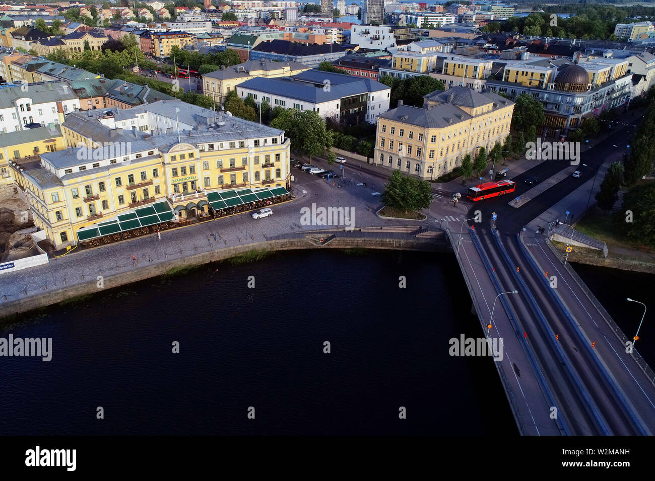 Karlstad, Svezia - Luglio 4, 2019: vista aerea di Karlstad city center con la Vastra ponte nella parte inferiore destra e l'hotel Stadshotellet la costruzione di un Foto Stock