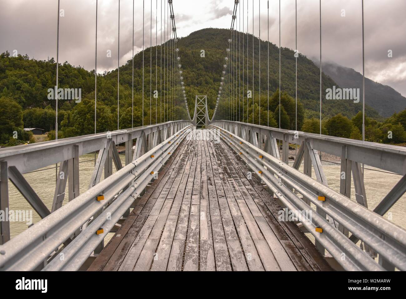 Sospensione ponte sul Rio Exploradores vicino a Puerto Rio tranquilo, Valle Exploradores, Parque Nacional Laguna San Rafael, Patagonia, Cile Foto Stock