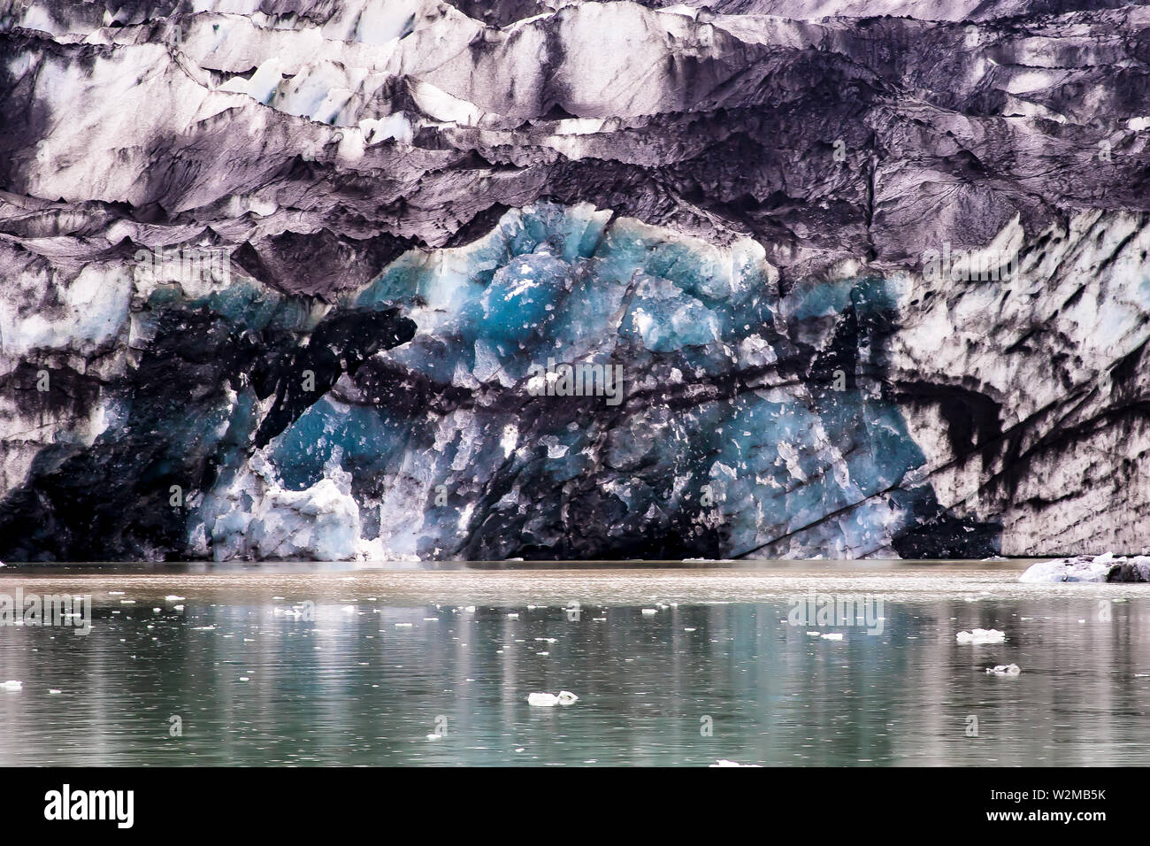 Jokulsarlon Laguna di ghiaccio in Islanda. Il blu ghiaccio potrebbero essere oltre 1,000 anni, ora esposti come ghiacciaio Breiðamerkurjökull ritiri. Foto Stock