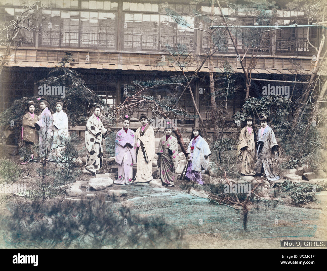 [ 1880 Giappone - le prostitute in un bordello a Yokohama ] - prostitute del Giappone della più famosa casa di prostituzione noto come Jinpuro (pesche noci) o No. 9, a Yokohama, nella prefettura di Kanagawa, ca. 1880 l. Rudyard Kipling, che ha visitato il Giappone nel 1889 (Meiji 22), Jinpuro menzionato nella sua 1894 (Meiji 27) poesia "McAndrew inno": "Macchia Fuori la wastrel ore di miniera in peccato quando ho dimora. Jane Harrigan's un' numero nove, il Reddick un' Grant Road". Xix secolo albume vintage fotografia. Foto Stock