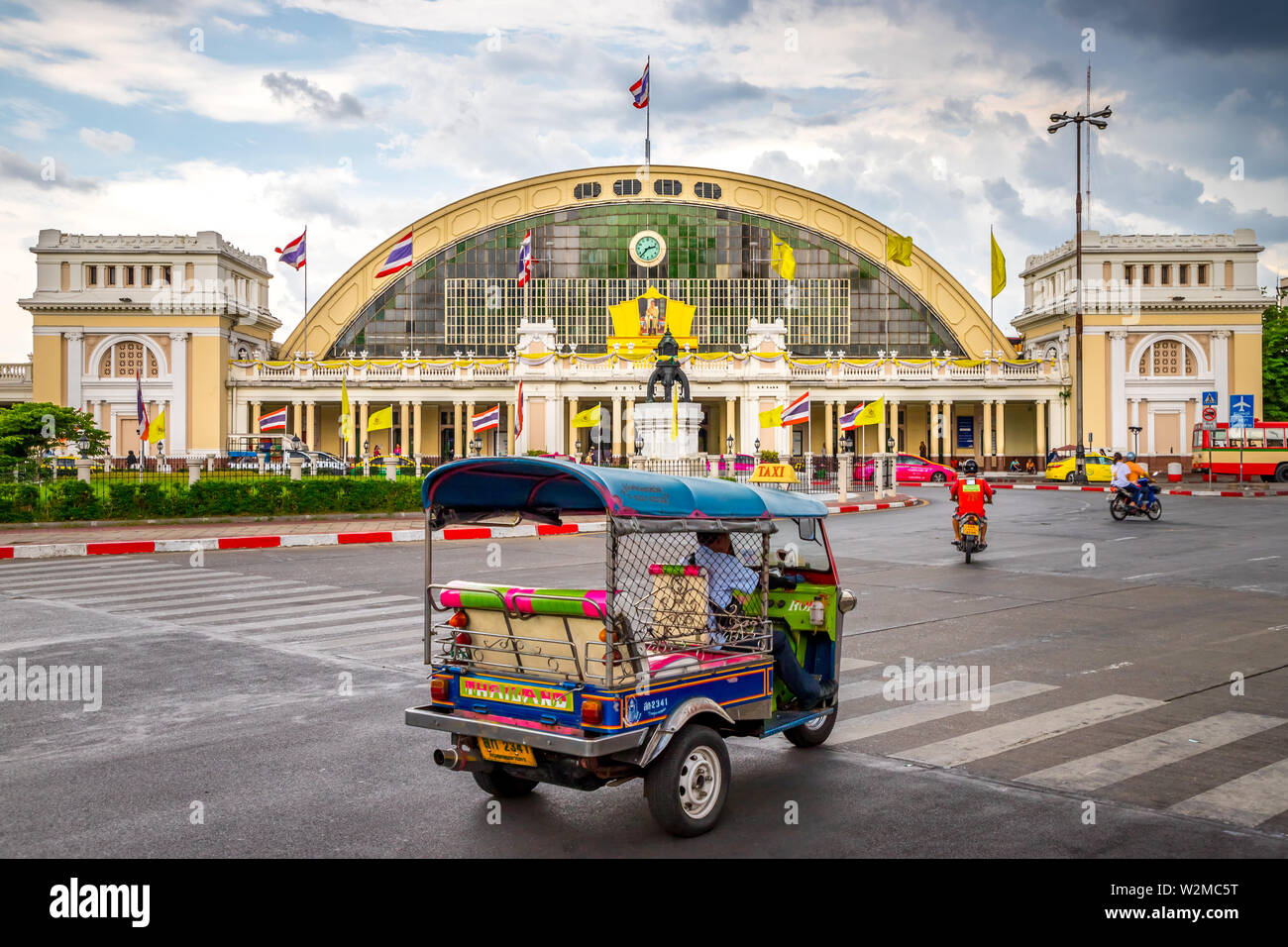 Hua Lamphong stazione ferroviaria, Bangkok, Thailandia con Tuk Tuk in primo piano Foto Stock