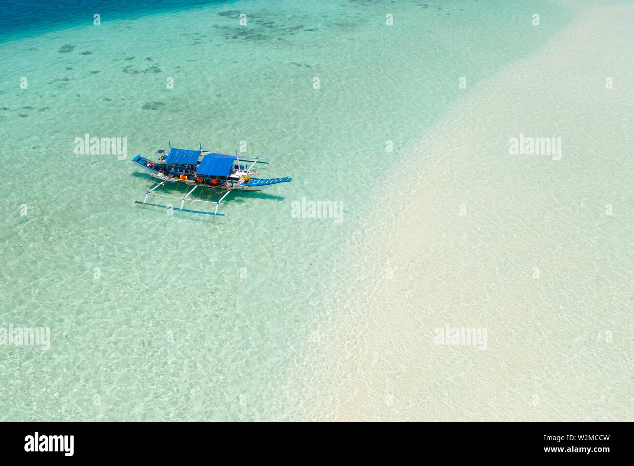 Mansalangan sandbar, Balabac, PALAWAN FILIPPINE. Isole tropicali con le lagune turchesi, vista da sopra. Barca e turisti in acque poco profonde. Foto Stock