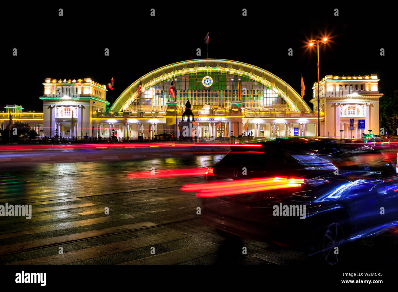 Hua Lamphong Stazione Ferroviaria di notte, Bangkok, Thailandia, con luci di posizione posteriori in movimento Foto Stock