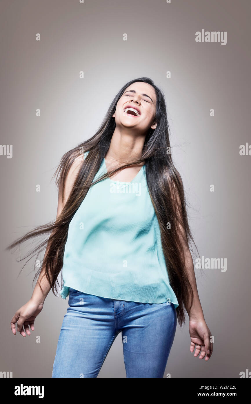 Ritratto di una giovane ragazza ridere con gli occhi chiusi Foto Stock