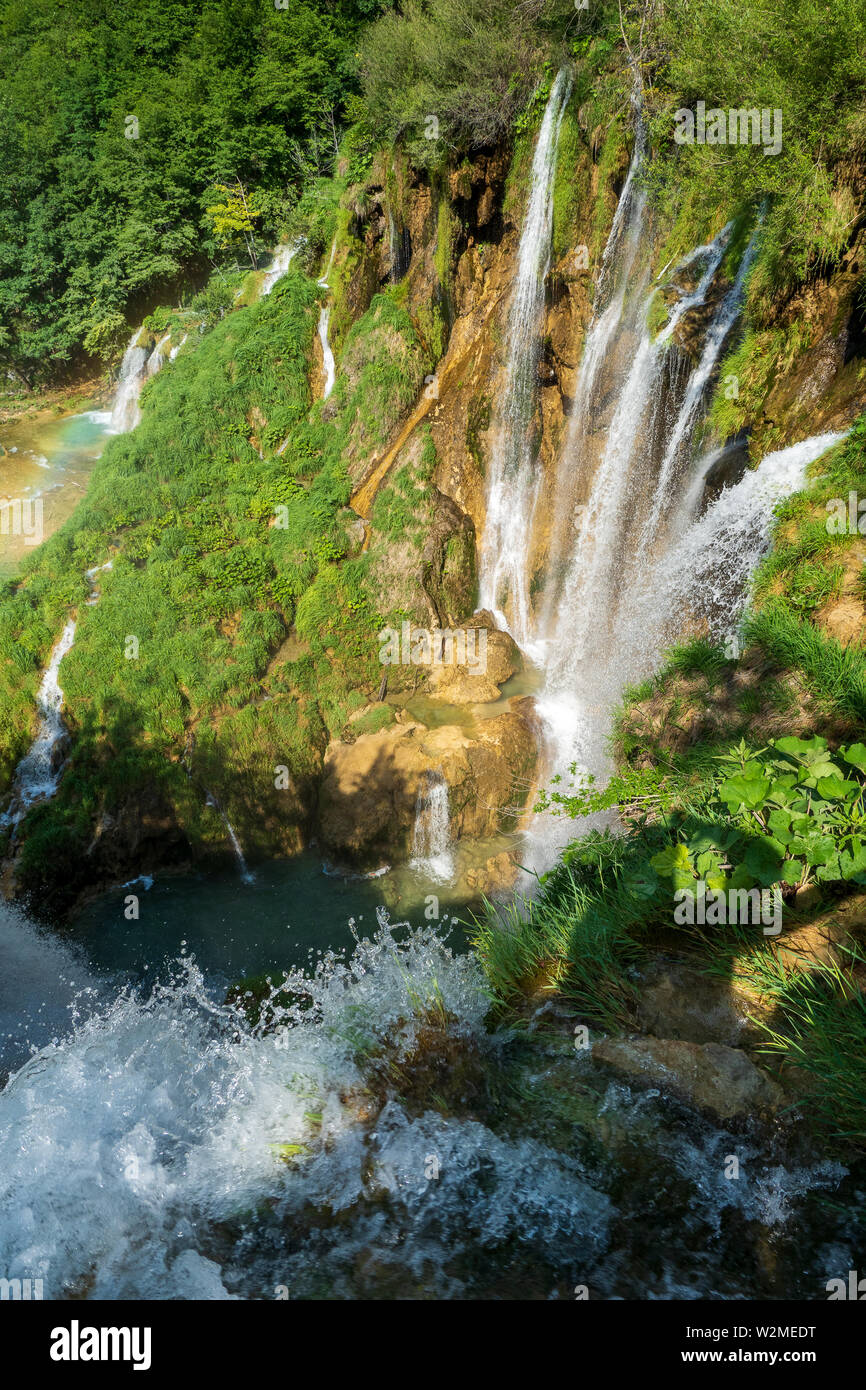Splendida vista del fragoroso di masse di acqua correndo sopra il bordo di una scogliera presso il Parco Nazionale dei Laghi di Plitvice, Plitvička Jezera, Croazia Foto Stock
