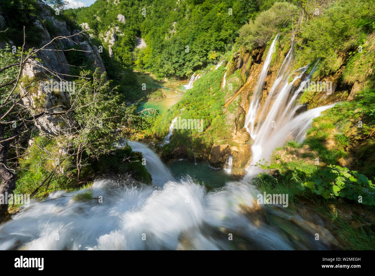 Vista aerea del fragoroso di masse di acqua correndo sopra il bordo di una scogliera presso il Parco Nazionale dei Laghi di Plitvice, Plitvička Jezera, Croazia Foto Stock