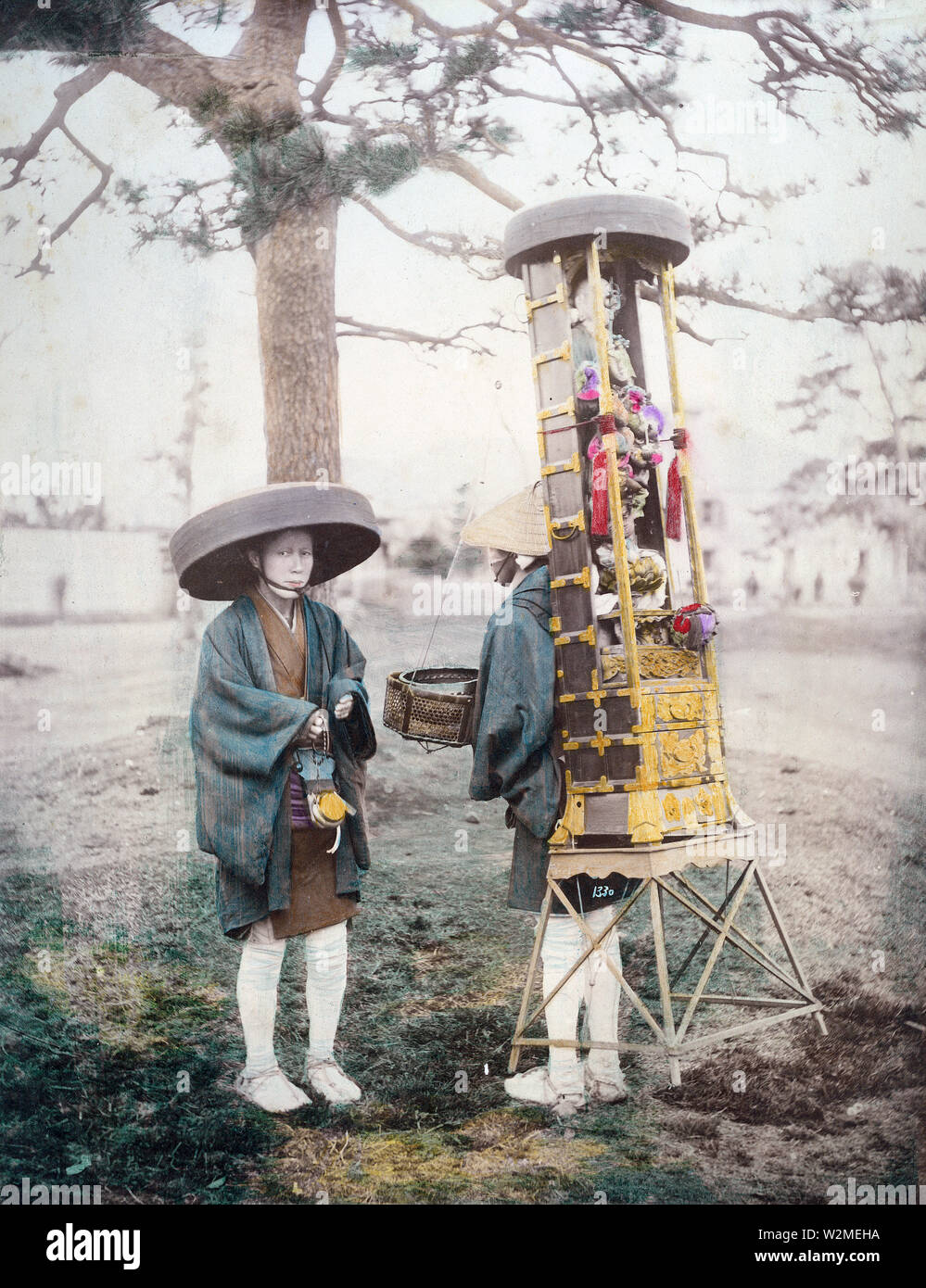 [ 1880 Giappone - Buddista Giapponese pellegrini ] - due pellegrini buddista, una portante un portatile santuario buddista, ca. 1880 l. Tentativamente attribuito a Shuzaburo Usui perché è stato trovato in un album di fotografie di questo fotografo. Xix secolo albume vintage fotografia. Foto Stock