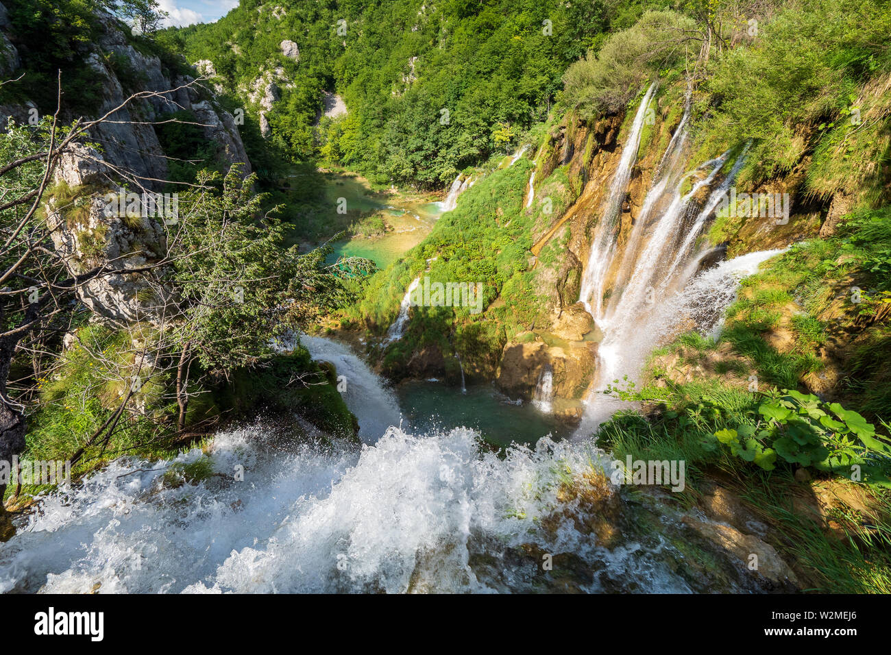 Vista aerea del fragoroso di masse di acqua correndo sopra il bordo di una scogliera presso il Parco Nazionale dei Laghi di Plitvice, Plitvička Jezera, Croazia Foto Stock