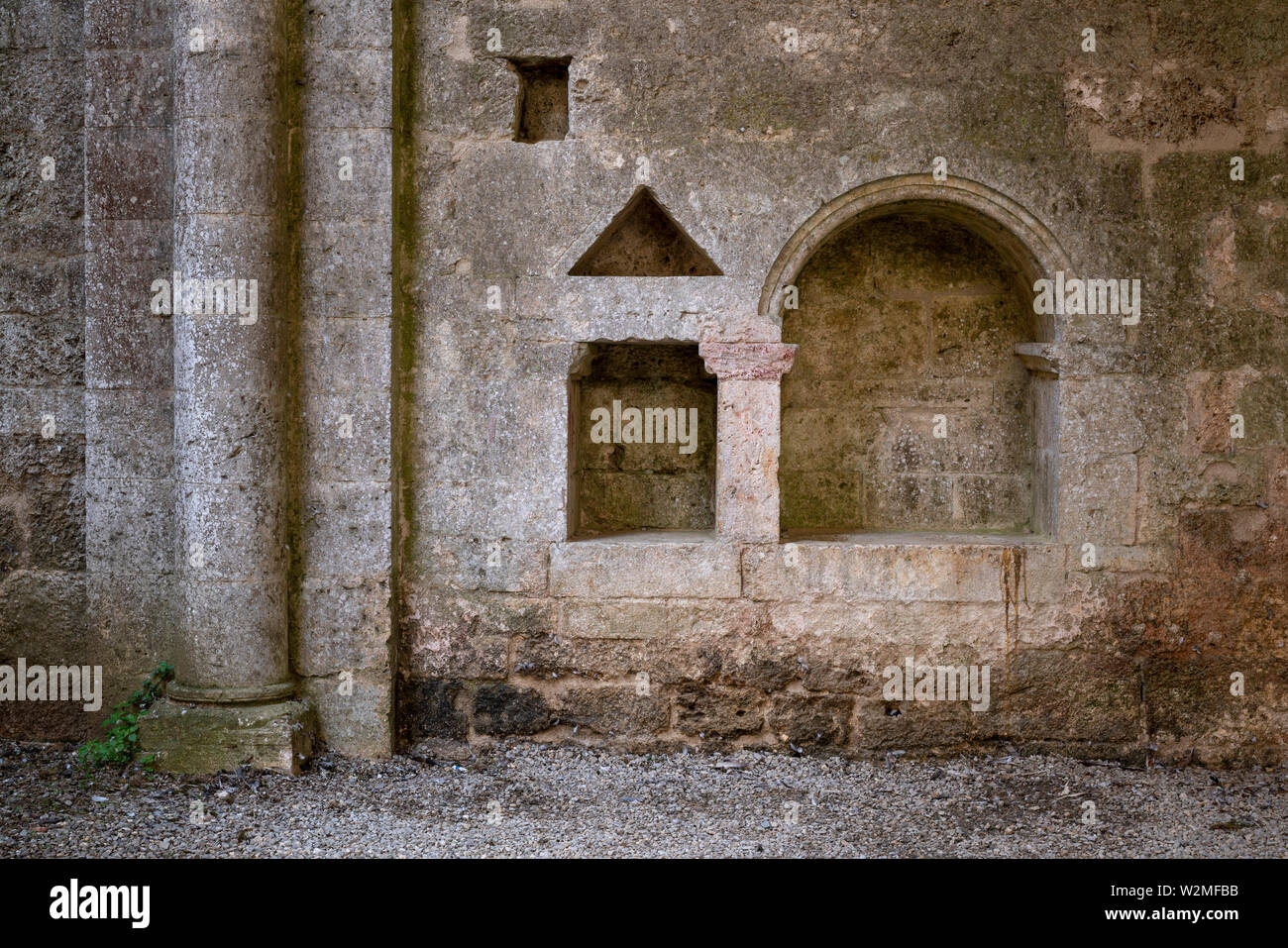 San Galgano, Zisterzienserklosterruine, Nische mit Weihwasserbecken Foto Stock