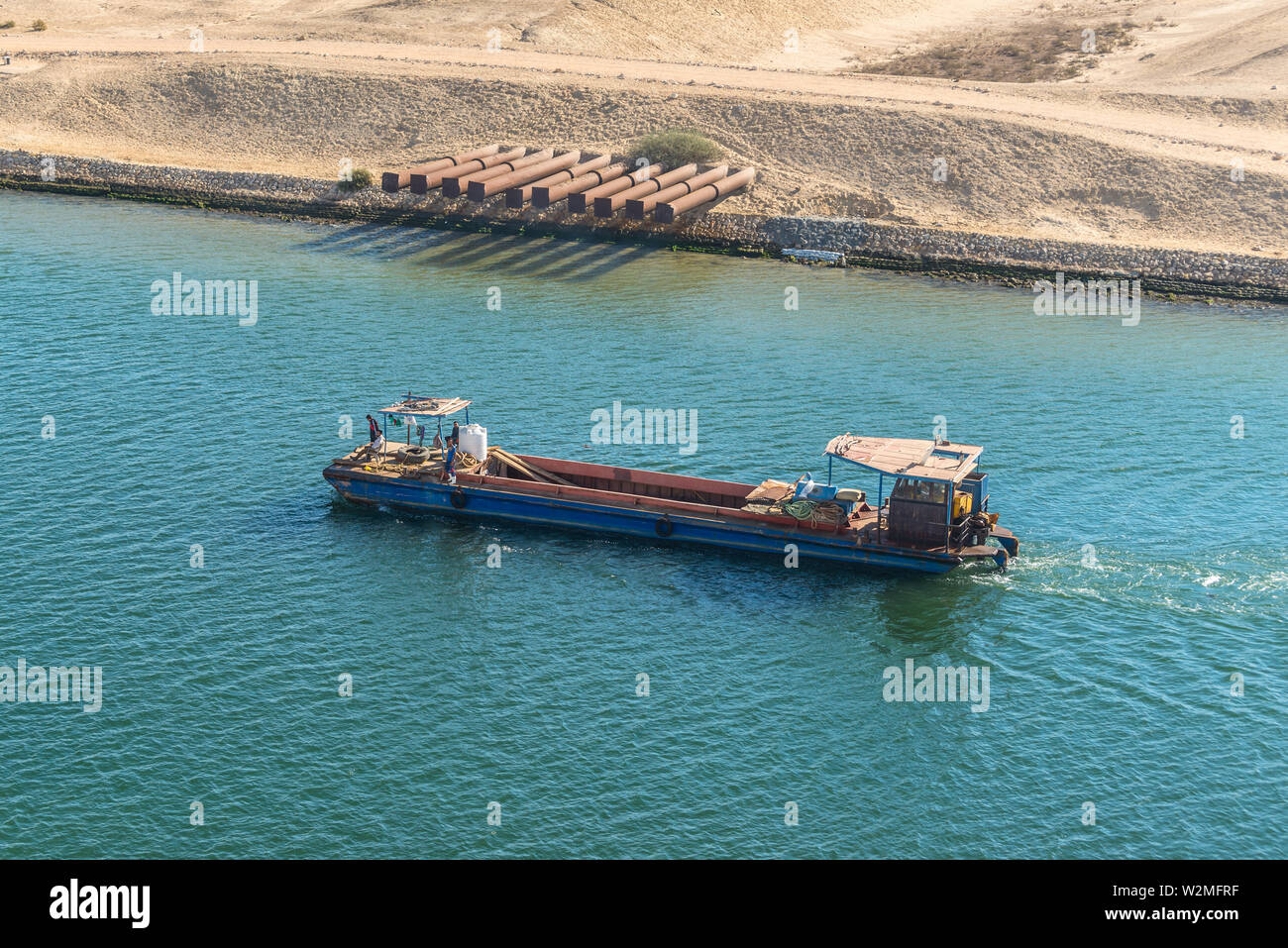 Ismailia, Egitto - 5 Novembre 2017: Barge con i lavoratori locali passa attraverso il canale di Suez vicino a Ismailia, Egitto, Africa. Foto Stock
