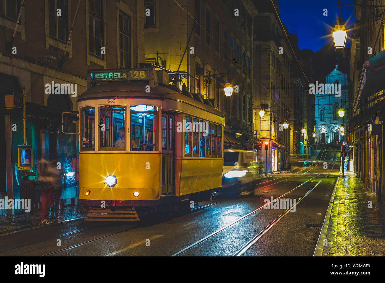 Il tram sulla linea 28 a Lisbona di notte Foto Stock