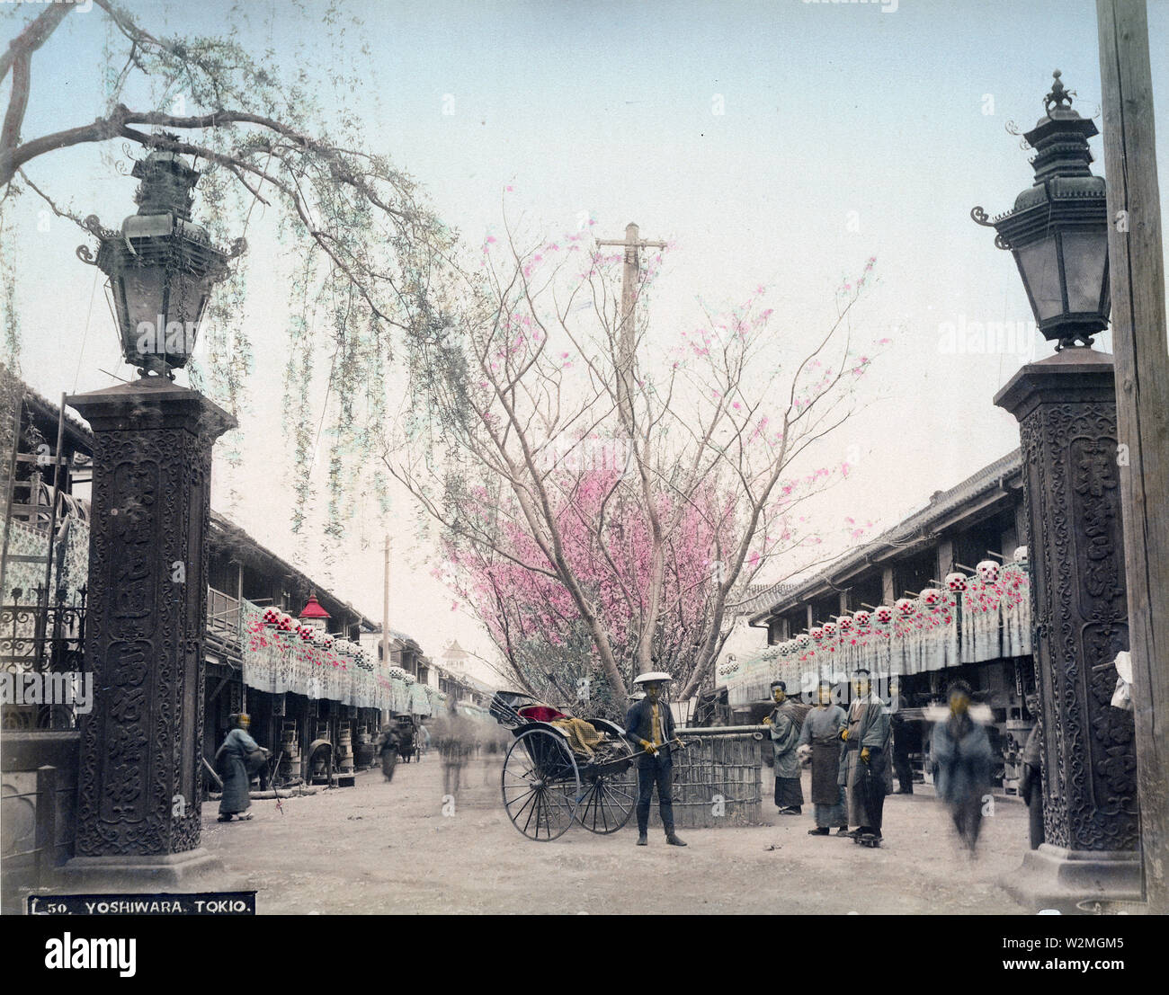 [ 1880 Giappone - Ingresso di Yoshiwara Quartiere a Luci Rosse di Tokyo ] - Vista dell'O-mon, il cancello di ingresso al Yoshiwara prostituzione e dal quartiere dei divertimenti di Tokyo. Xix secolo albume vintage fotografia. Foto Stock