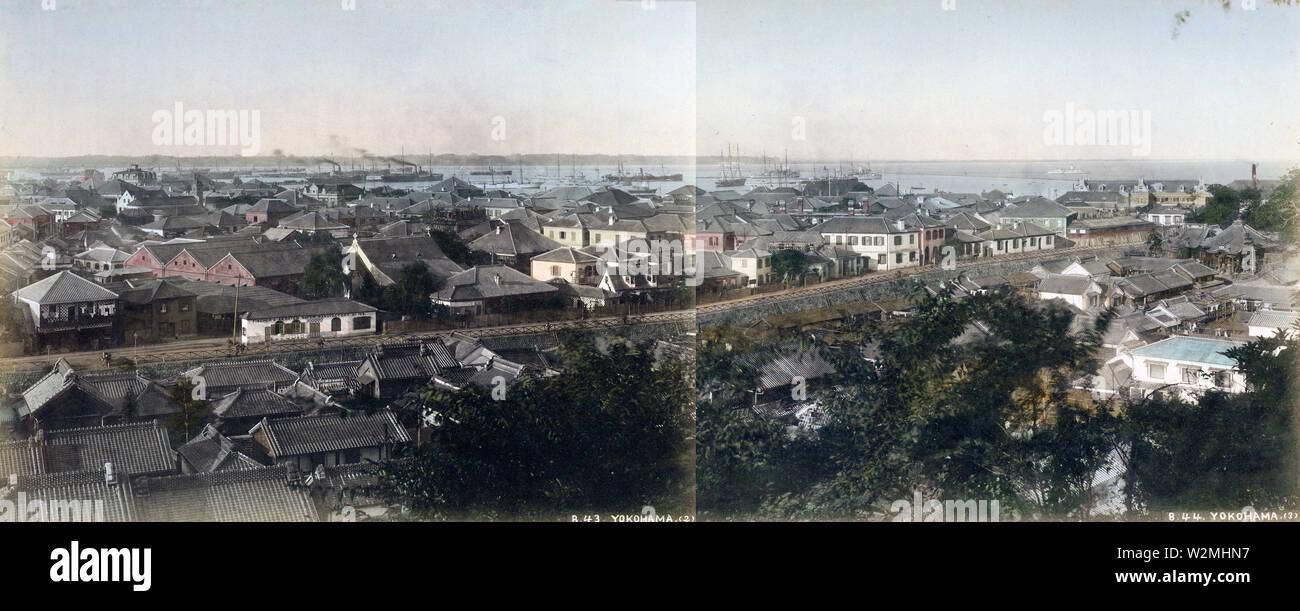 [ 1880 Giappone - Vista su Yokohama di liquidazione esteri ] - Vista sul Motomachi, Yokohama liquidazione esteri e il Porto di Yokohama da Motomachi Hyakudan a Sengenzaka a Yokohama, nella prefettura di Kanagawa qualche tempo in 1880. In primo piano è Motomachi dove gli originali abitanti del villaggio di Yokohama sono stati reinsediati. Sul lato opposto del canale Horikawa è il Yamashita insediamento. Tempio Zotokuin è visibile sulla destra. L'edificio di forma oblunga sulla costa leggermente a sinistra del tempio è il Grand Hotel che è stato costruito nel 1887 (Meji 20). Xix secolo Foto Stock