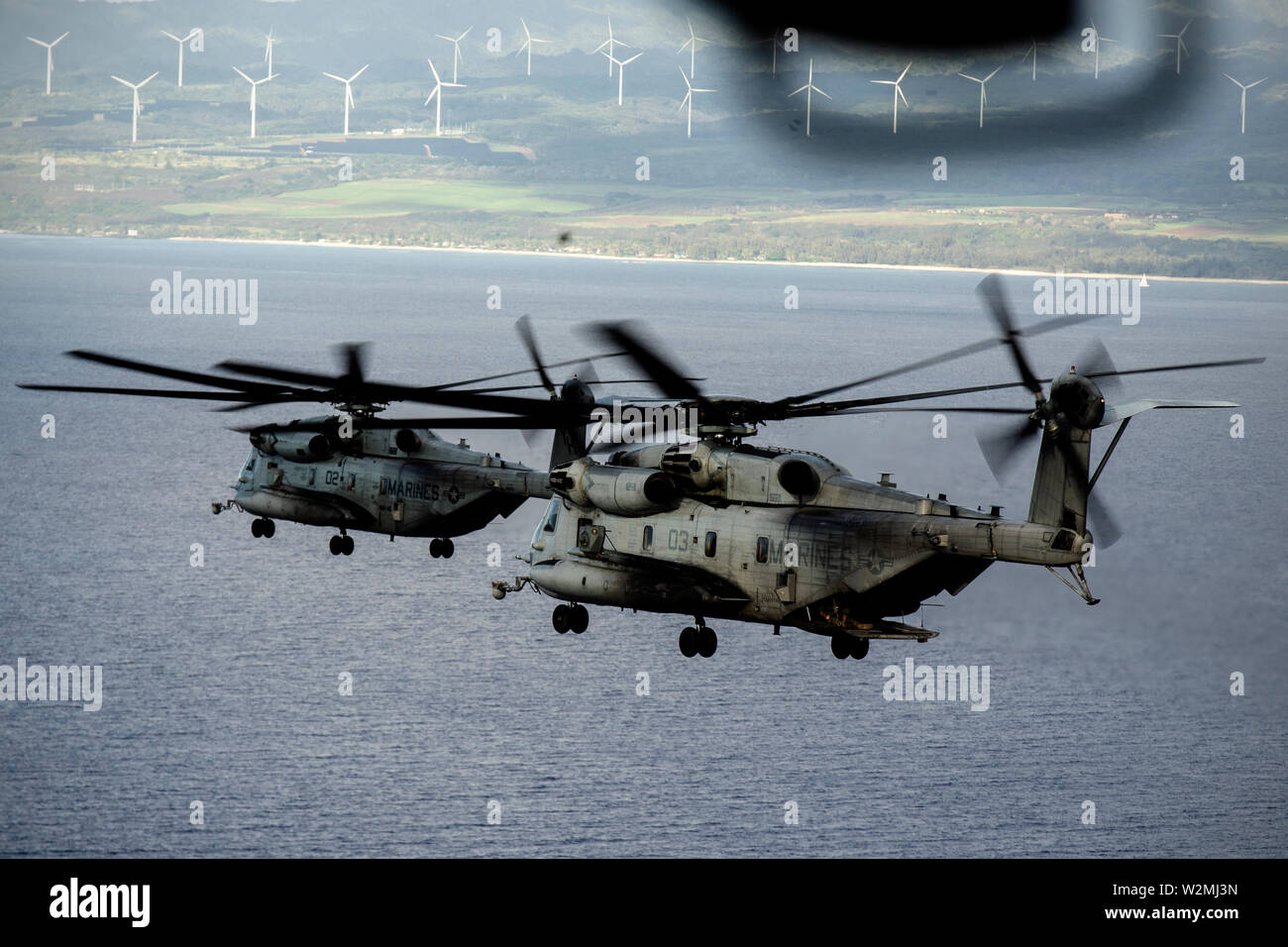 Stati Uniti Marines con Marine elicottero pesante Squadron 463 (HMH-463), Marine Aircraft Group 24, volare vicino alle rive del Kalaeuila in CH-53E Super Stallion elicotteri sull'isola di Oahu, Hawaii il 3 luglio 2019. HMH-463 ha condotto un "Moto volo" che ha dato la manutenzione aeromobili Marines che ha lavorato sul CH-53E Super stalloni un tour intorno all'isola per commemorare il loro adempimento della missione e del duro lavoro. (U.S. Marine Corps photo by LCpl. Giacobbe Wilson) Foto Stock