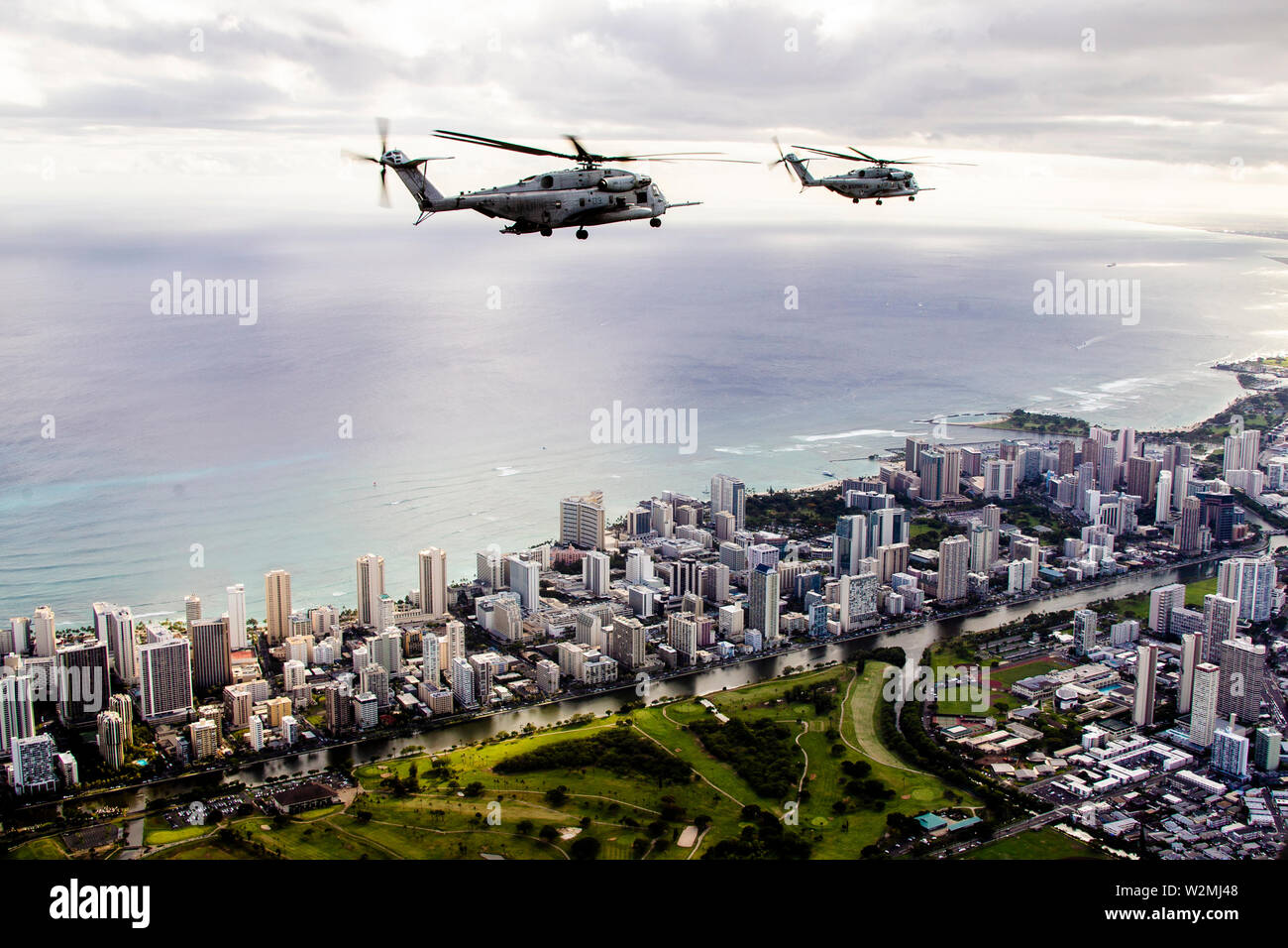Stati Uniti Marines con Marine elicottero pesante Squadron 463 (HMH-463), Marine Aircraft Group 24, volare vicino alle rive del Kalaeuila in CH-53E Super Stallion elicotteri sull'isola di Oahu, Hawaii il 3 luglio 2019. HMH-463 ha condotto un "Moto volo" che ha dato la manutenzione aeromobili Marines che ha lavorato sul CH-53E Super stalloni un tour intorno all'isola per commemorare il loro adempimento della missione e del duro lavoro. (U.S. Marine Corps photo by LCpl. Giacobbe Wilson) Foto Stock