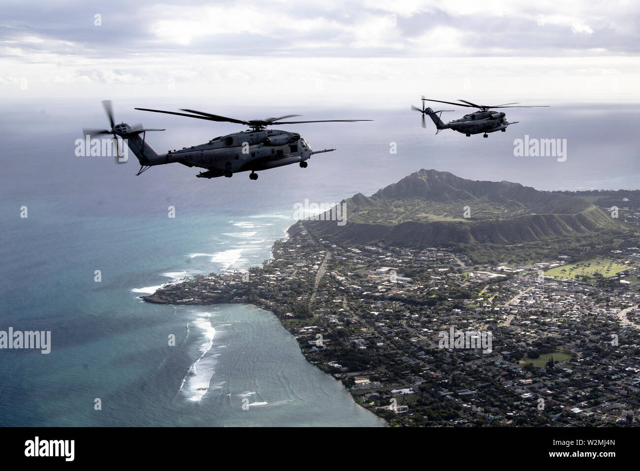 Stati Uniti Marines con Marine elicottero pesante Squadron 463 (HMH-463), Marine Aircraft Group 24, volare vicino alle rive del Kalaeuila in CH-53E Super Stallion elicotteri sull'isola di Oahu, Hawaii il 3 luglio 2019. HMH-463 ha condotto un "Moto volo" che ha dato la manutenzione aeromobili Marines che ha lavorato sul CH-53E Super stalloni un tour intorno all'isola per commemorare il loro adempimento della missione e del duro lavoro. (U.S. Marine Corps photo by LCpl. Giacobbe Wilson) Foto Stock