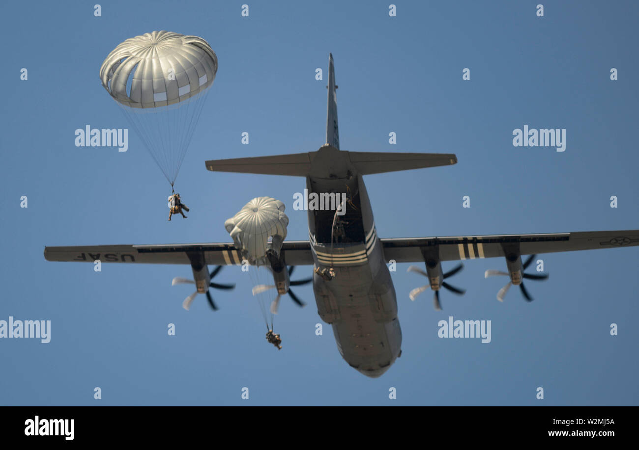 Paracadutisti assegnato alla 435th aria operazione di massa battente e la sedicesima brigata di supporto di saltare da un C-130 J Super Hercules aerei sopra Ramstein Air Base, Germania, 2 luglio 2019. Il salto del personale ha consentito di mantenere la competenza sulla linea statica del paracadute di operazioni in modo che essi possano essere pronti a sostenere il potenziale delle operazioni di emergenza in Europa. (U.S. Air Force foto di Senior Airman Elizabeth Baker) Foto Stock