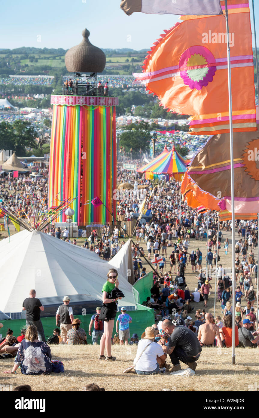 Scene di folla al di sopra del nastro torre presso il festival di Glastonbury 2019 in Pilton, Somerset Foto Stock