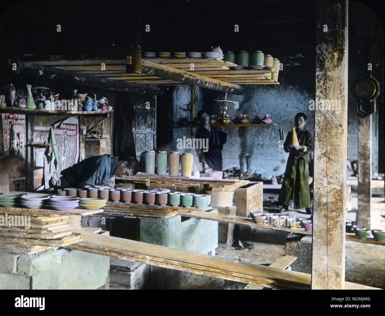 [ 1900 Giappone - Potter al Lavoro ] - un vasaio al lavoro, primi 1900s. Xx secolo vintage vetrino di vetro. Foto Stock