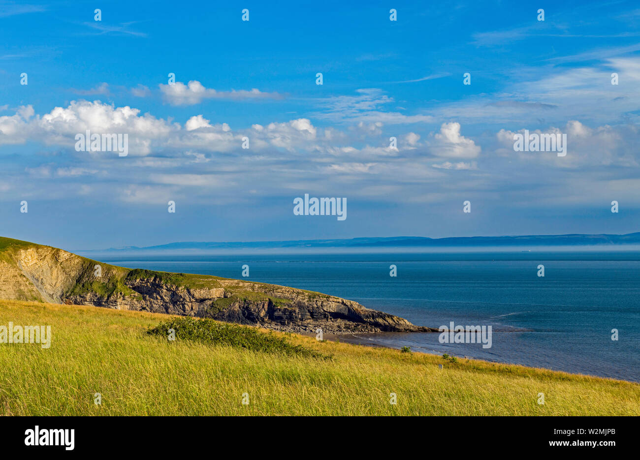 Guardando verso il basso sulla streghe naso Dunraven Bay. Questo in gallese è Trwyn strega y. Sunny serata d'estate. Foto Stock