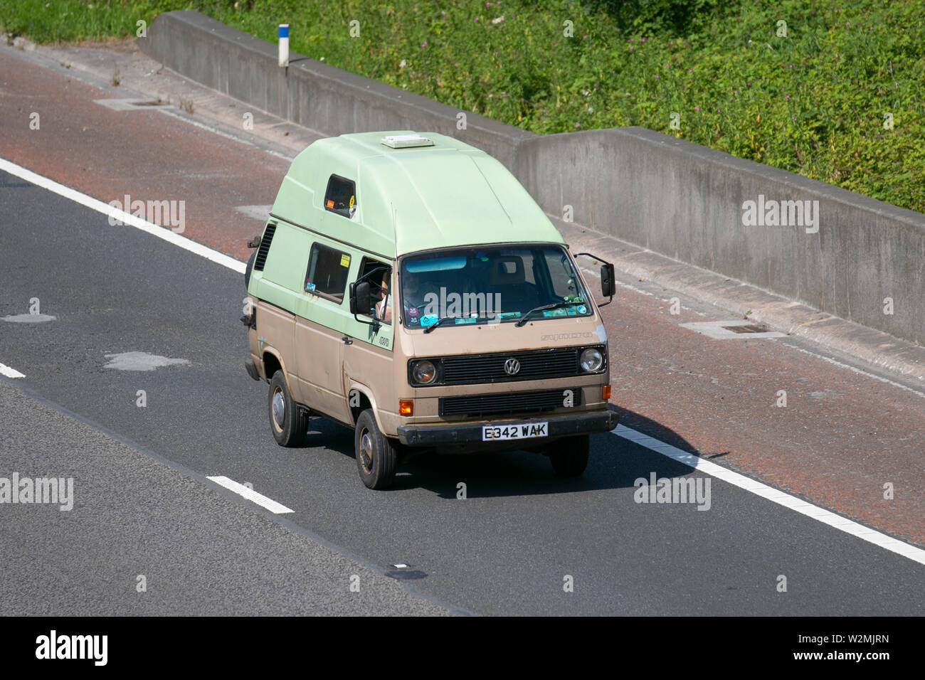1987 80s beige verde alto VW Volkswagen Motoring classici, storici, motori vintage e collezionabili a Leighton Hall Transport Show, automobili e veicoli autosomali veterani di un tempo sull'autostrada M6 vicino Lancaster, Regno Unito Foto Stock