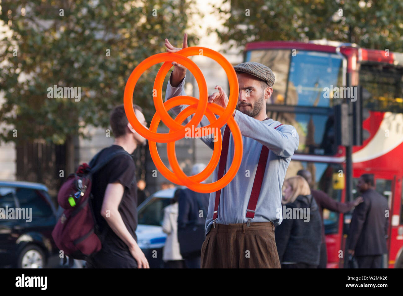 London, Regno Unito - 12 Ottobre 2009 - artista di strada eseguire con anelli di giocoleria in Trafalgar Square Foto Stock