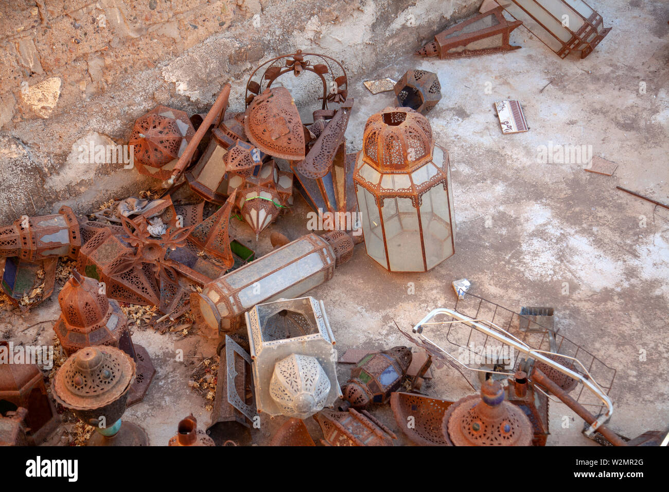 Vecchio scartato lanterne in Marrakech, Marocco Foto Stock