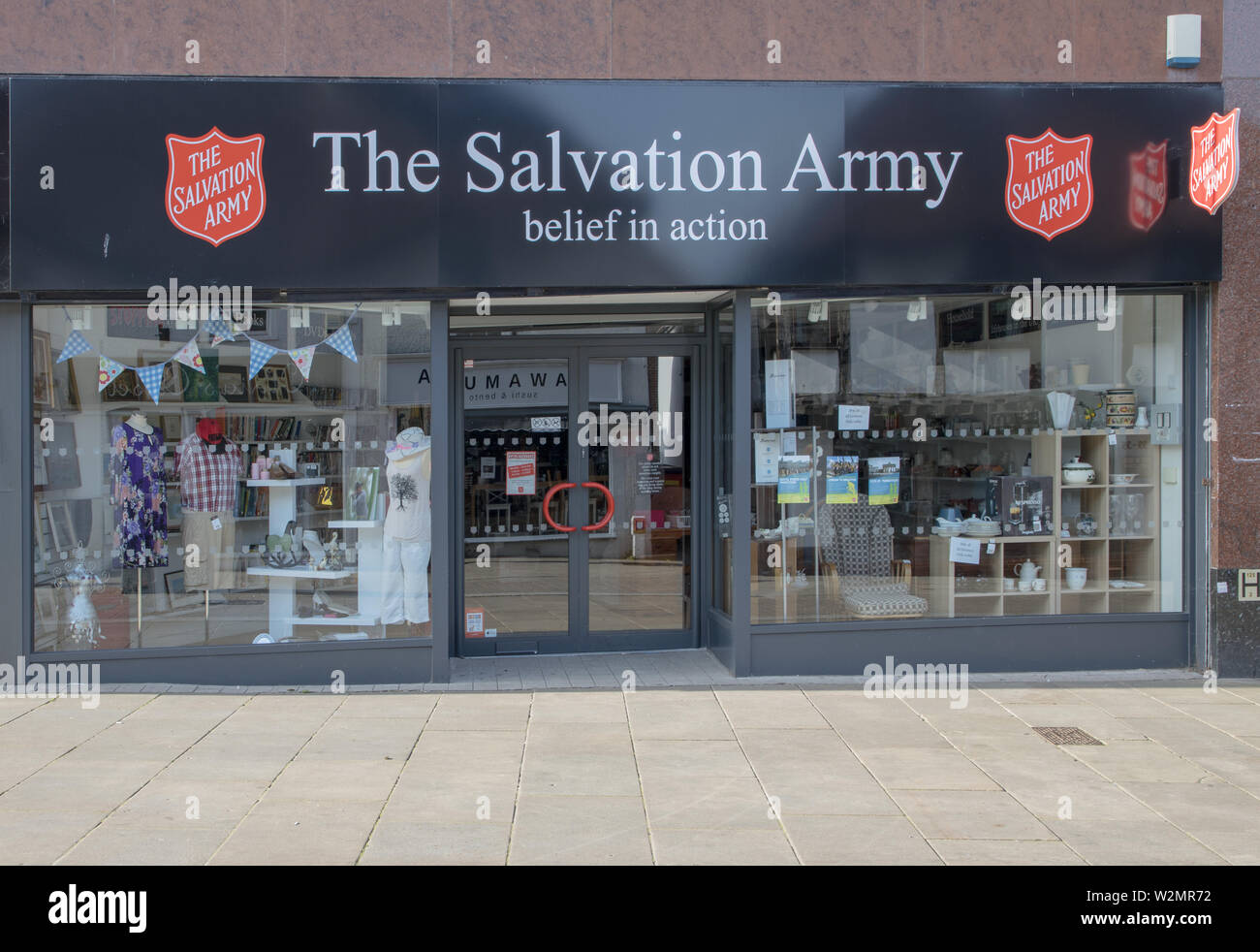 Esercito della salvezza la carità shop a Leatherhead Surrey Foto Stock