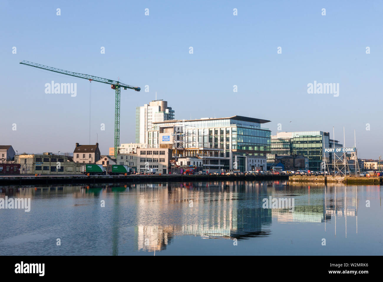 La città di Cork, Cork, Irlanda. 05/04/,2019. Una gru funziona sulla seconda fase dello sviluppo di uffici presso la piazza di navigazione, Albert Quay, sughero, Ir Foto Stock