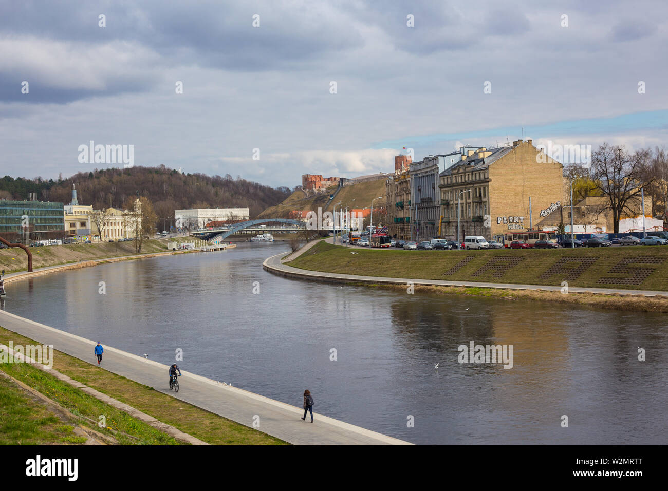 VILNIUS, Lituania - 11 Aprile 2019 : vista da Mindaugas ponte sul fiume Foto Stock