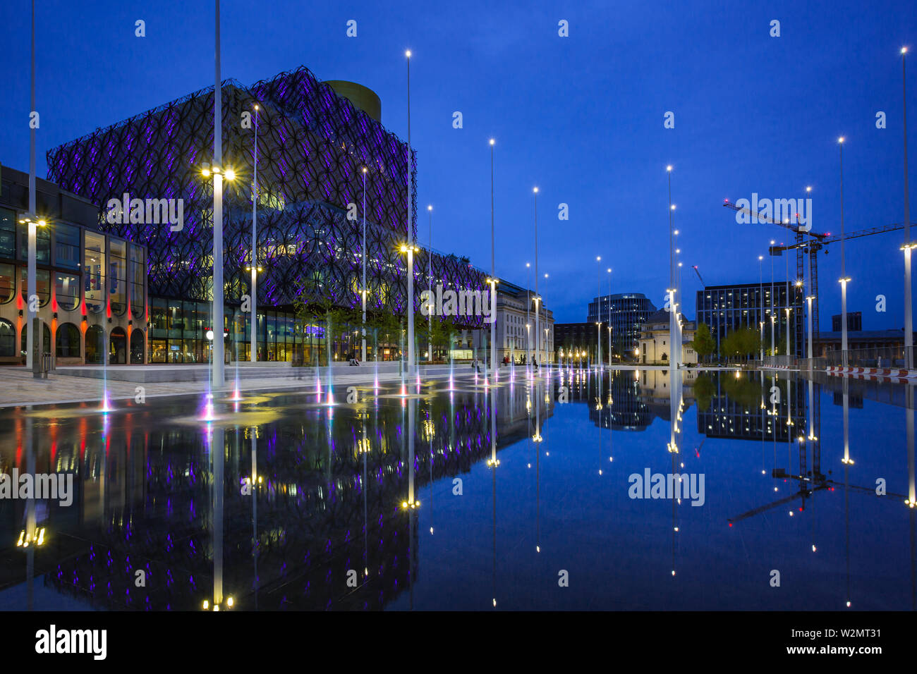 Birmingham Nuova libreria riflessa nell'acqua in Centenary Square, Birmingham REGNO UNITO Foto Stock