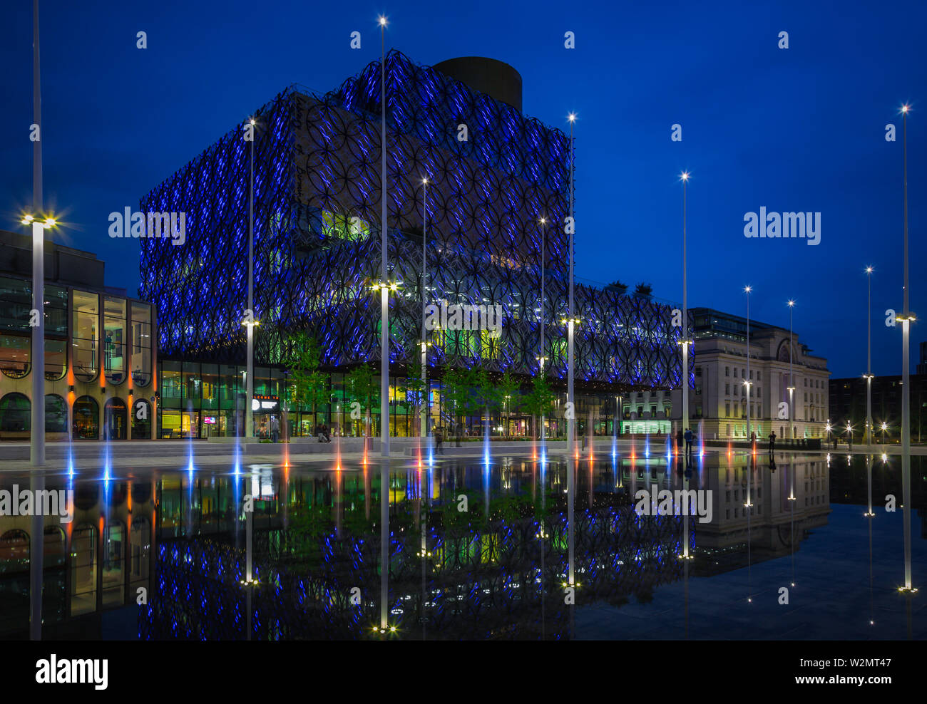 Birmingham Nuova libreria riflessa nell'acqua in Centenary Square, Birmingham REGNO UNITO Foto Stock