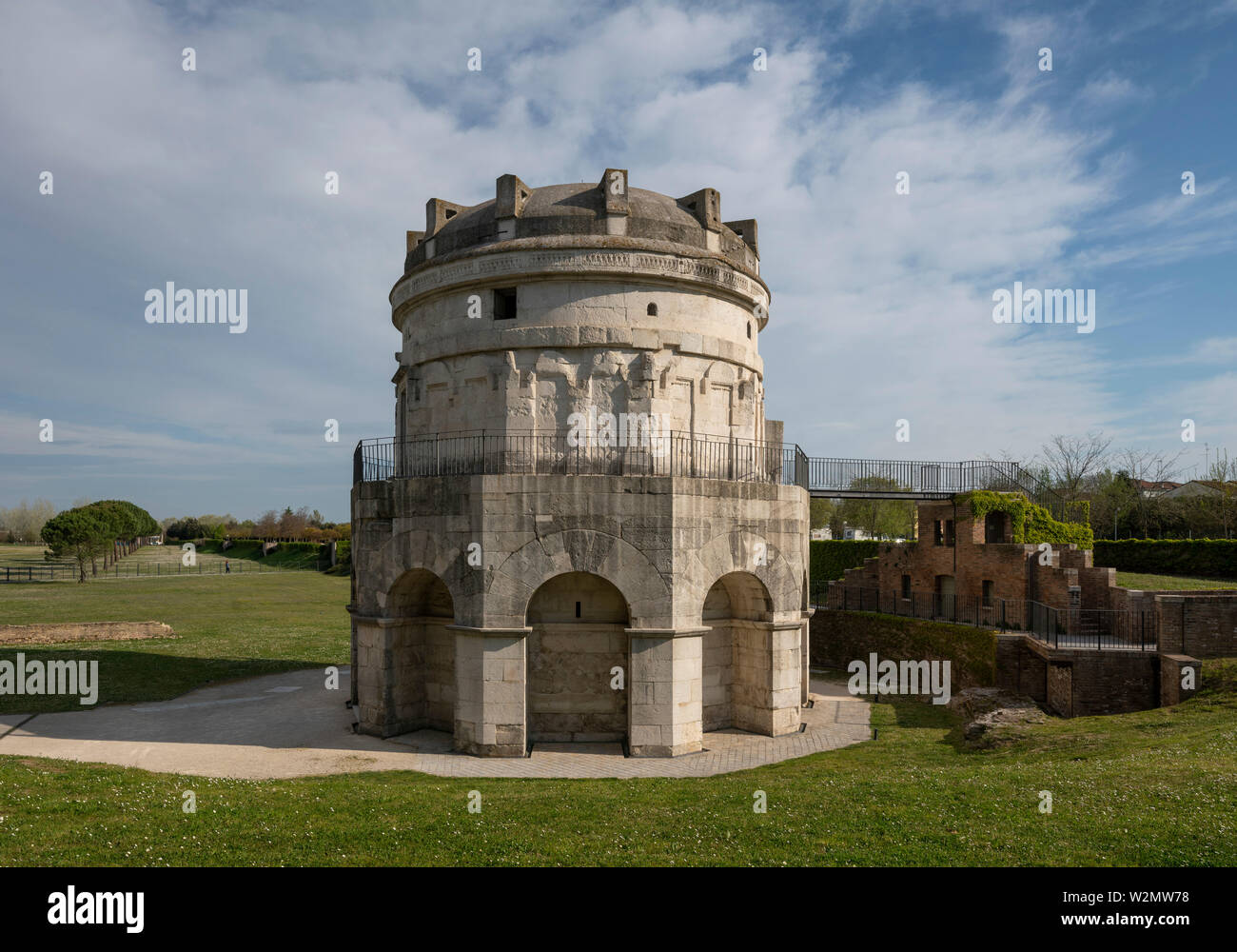 Ravenna, Mausoleo des Theoderich, Mausoleo di Teodorico, vor 526, Unten ein Zehneck, oben Rundbau, monolithische Deckplatte, Blick von Süden Foto Stock