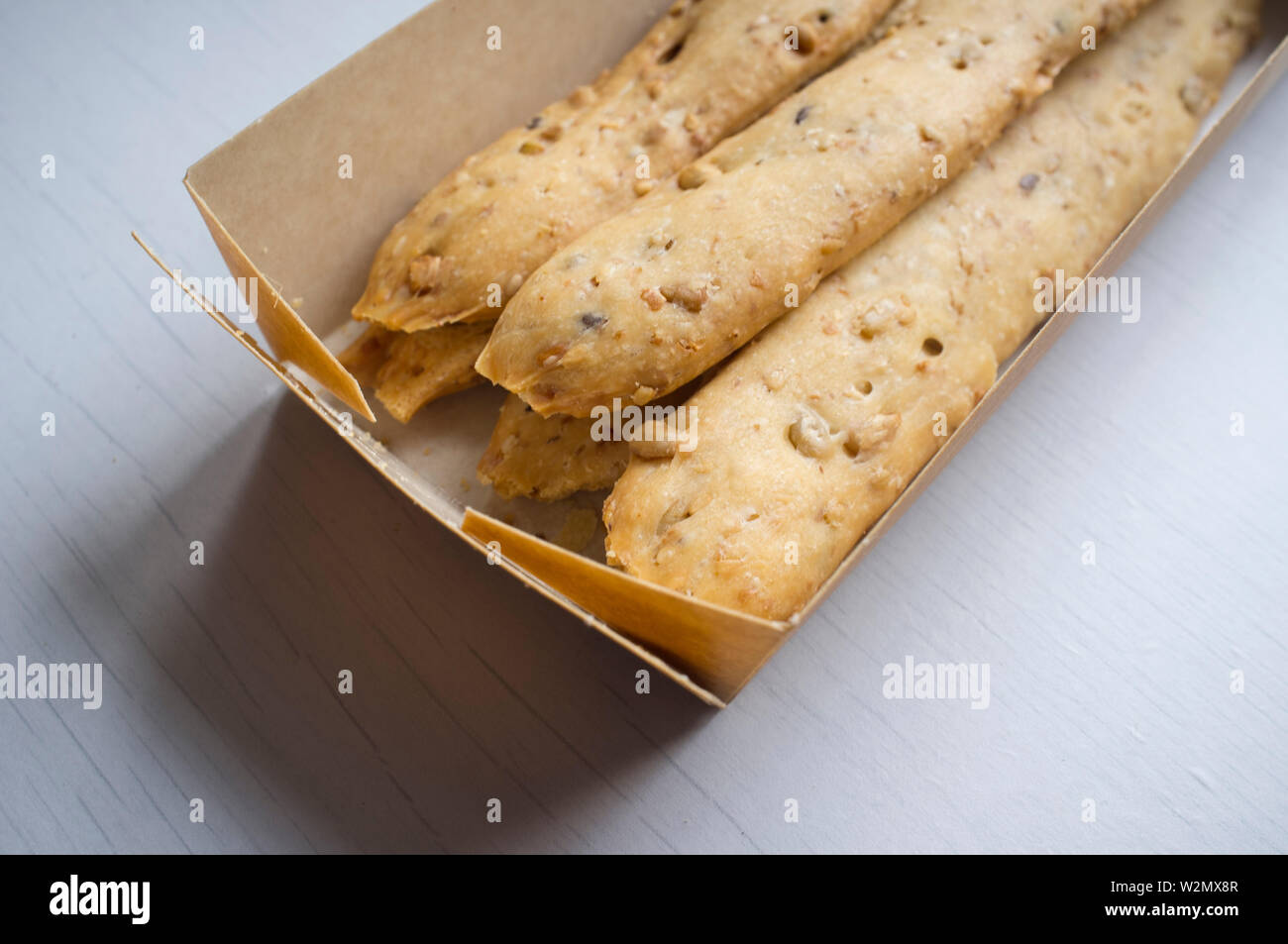 Barrette di cereali fatti di pane. Spuntini simili a grissini e spesso servito con vari piatti o spuntini Foto Stock