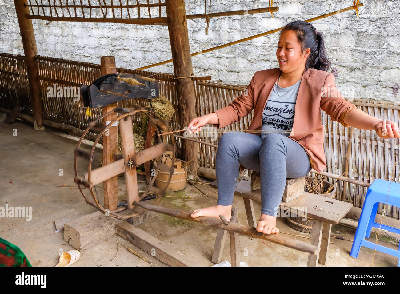 Dong Van Geopark, Vietnam - Aprile 24, 2017. La donna la filatura della canapa sul rocchetto a tessitori collettivo". Foto Stock