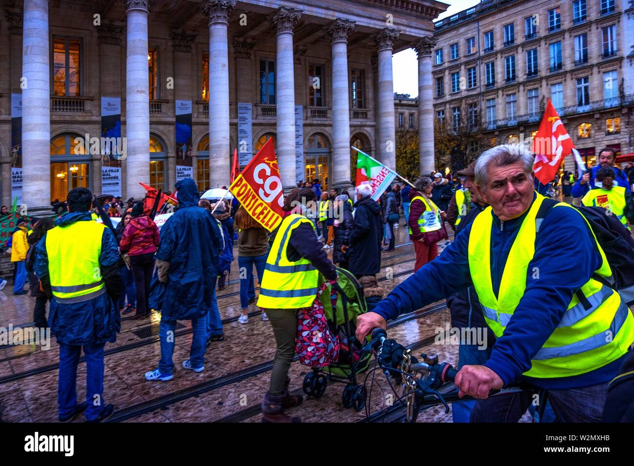 Francia, Nouvelle Aquitaine, Gironde, davanti all'Opera di Bordeaux, del  rally, la 'Gilets Jaunes Foto stock - Alamy