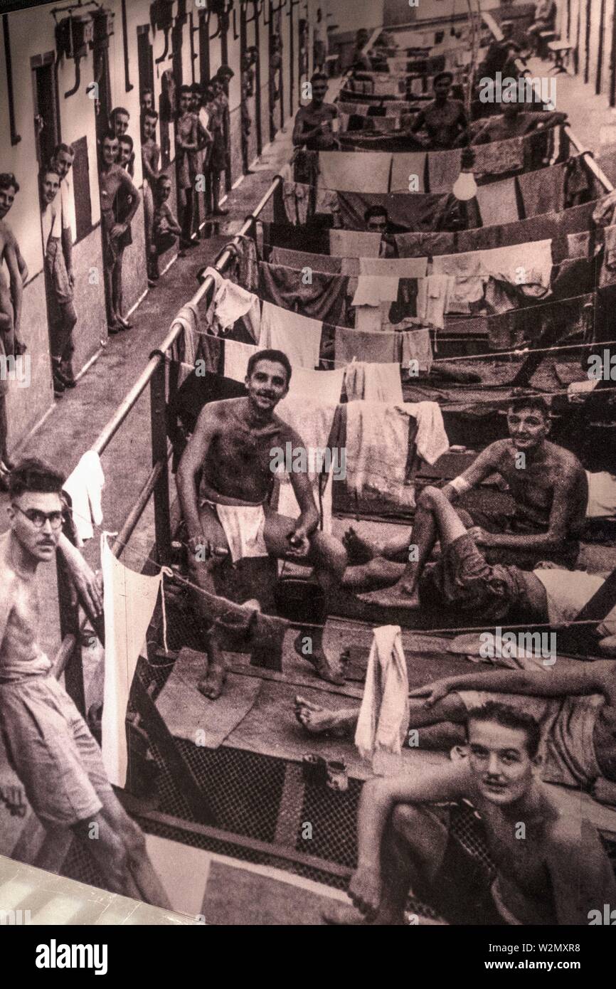 Singapore, guerra mondiale II- prigionieri britannici del japaneses in sovraffollamento della prigione di Changi. Foto Stock