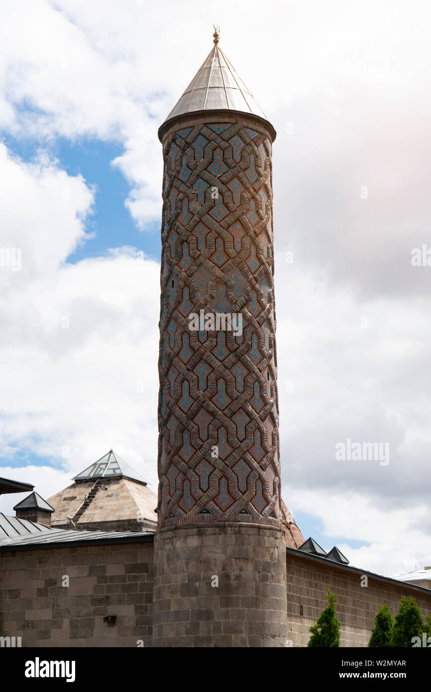 Minareto piastrellato di Yakutiye Medrese, Erzurum, Anatolia Orientale, Turchia Foto Stock
