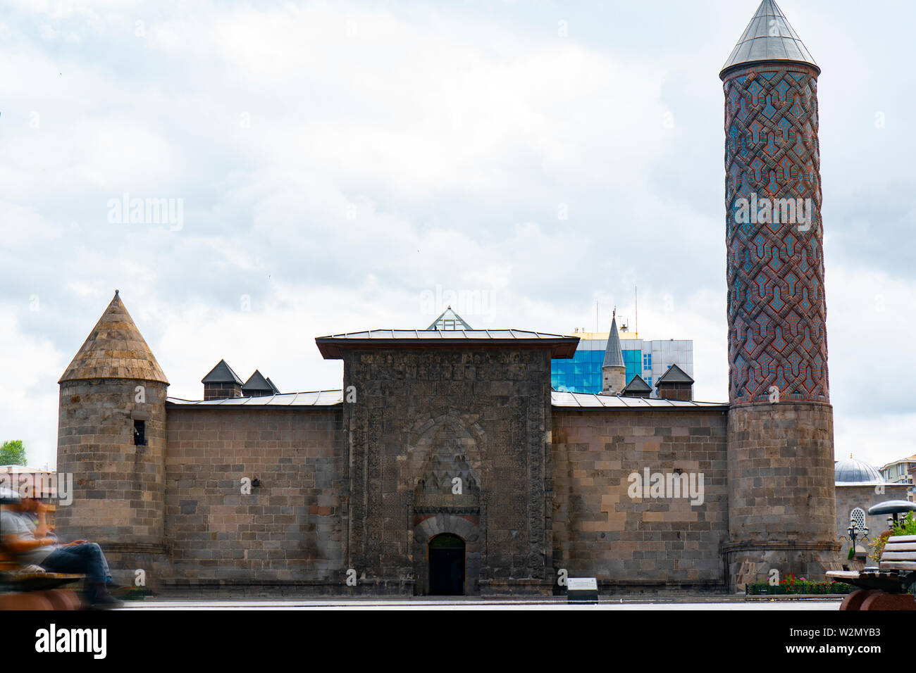 Minareto piastrellato di Yakutiye Medrese, Erzurum, Anatolia Orientale, Turchia Foto Stock