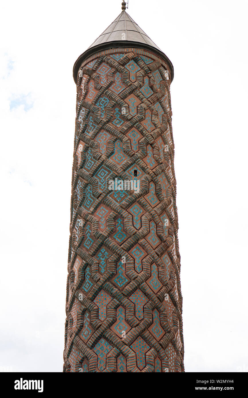 Minareto piastrellato di Yakutiye Medrese, Erzurum, Anatolia Orientale, Turchia Foto Stock