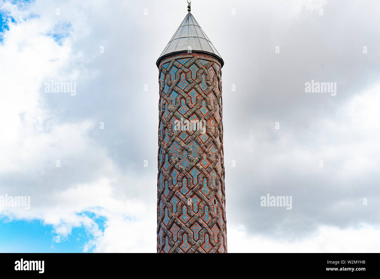 Minareto piastrellato di Yakutiye Medrese, Erzurum, Anatolia Orientale, Turchia Foto Stock