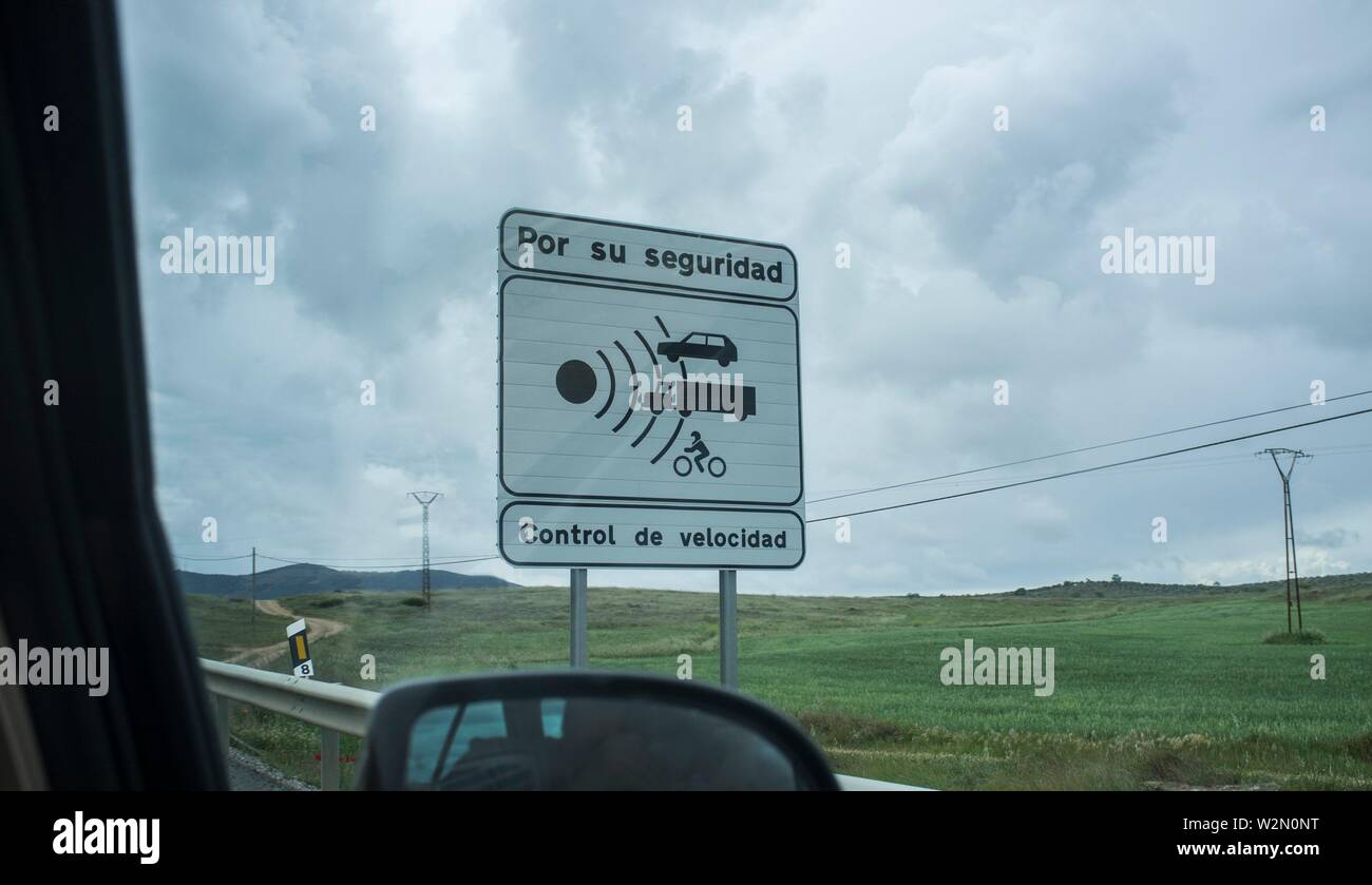 Avviso segnale spagnolo per il comando della velocità su strada. Vista dall'interno della vettura. Foto Stock