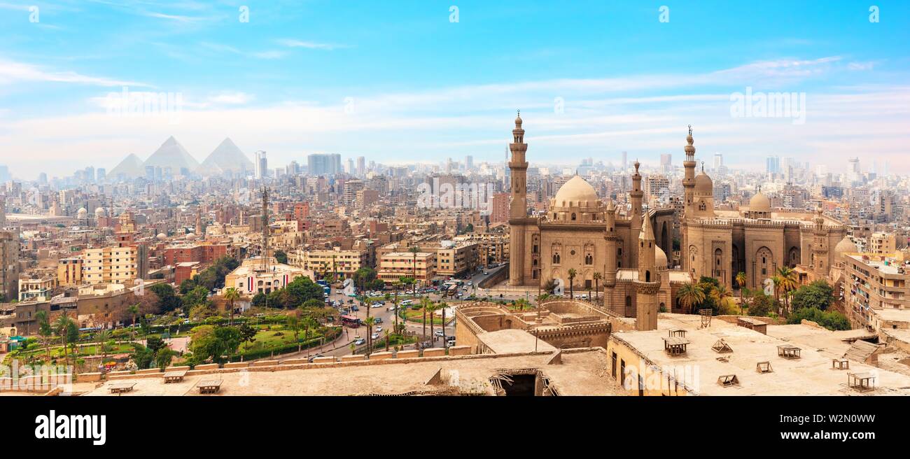 Il Mosque-Madrassa del sultano Hassan nel panorama del Cairo, Egitto. Foto Stock