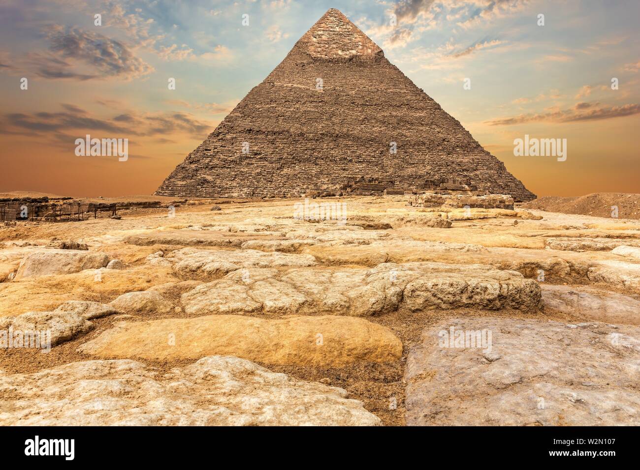 La piramide di Chephren in Giza, vista al tramonto. Foto Stock