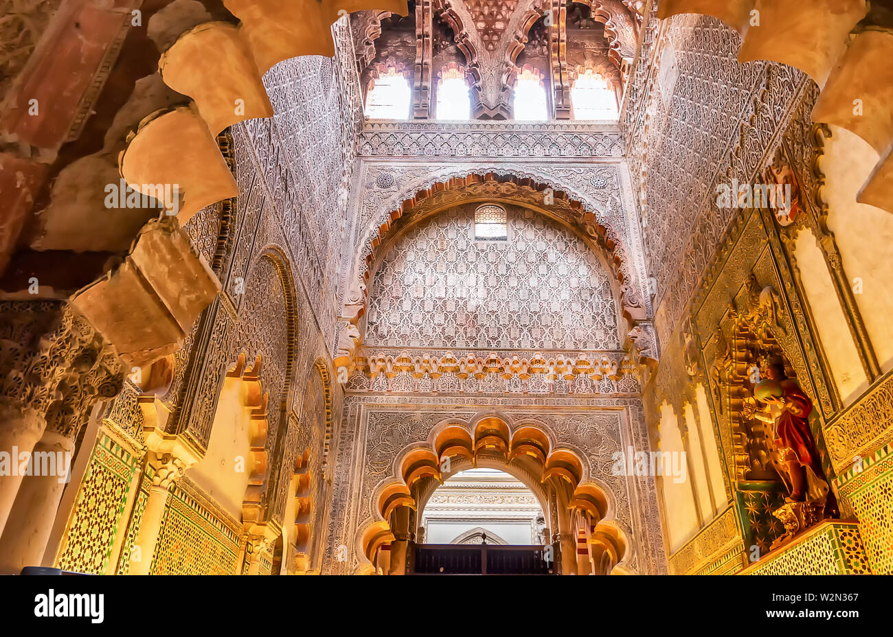 Cordoba, Spagna - Luglio 7, 2019 : La grande moschea o Mezquita, ipnotiche archi dentro la Grande Moschea di Cordova o cattedrale - Moschea di Cordova Foto Stock