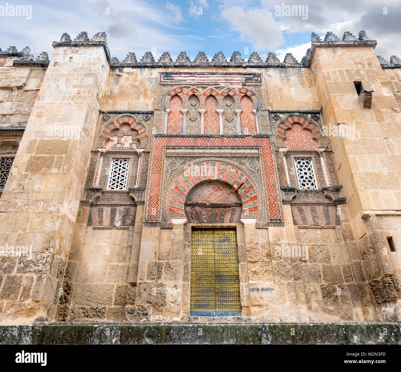 La Moschea cattedrale di Cordoba, Spagna. Muro esterno con grande golden door - famoso in Andalusia Foto Stock