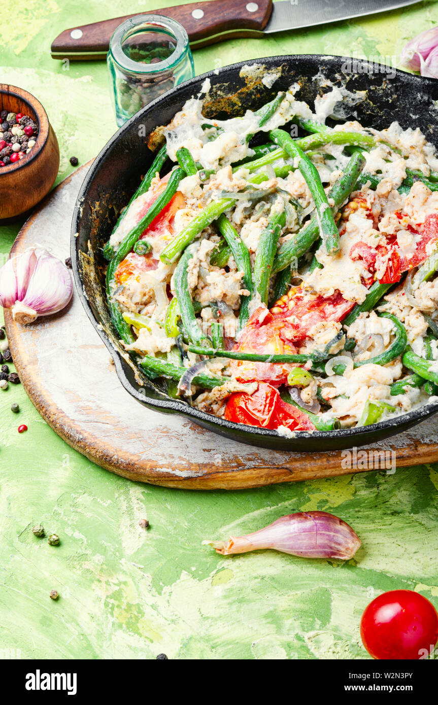 Proteina uova strapazzate con fagioli asparagi. Uova fritte con le verdure.Fitness cibo Foto Stock